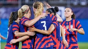 خودداری کردن بازیکنان تیم ملی زنان فوتبال آمریکا از خواندن سرود ملی