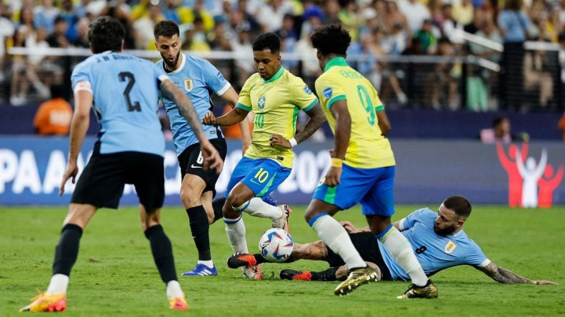 تکل وحشتناک مدافع اروگوئه روی مچ پا رودریگو